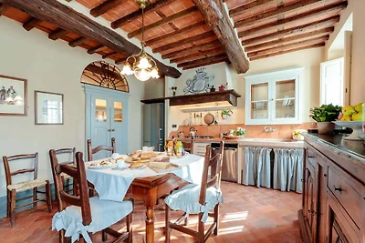 Villa vicino Lucca con forno e giardino