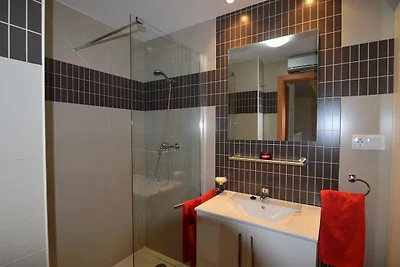 Moderne Wohnung mit Pool in Meeresnähe