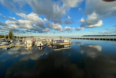 Casa galleggiante nel porto della città di...