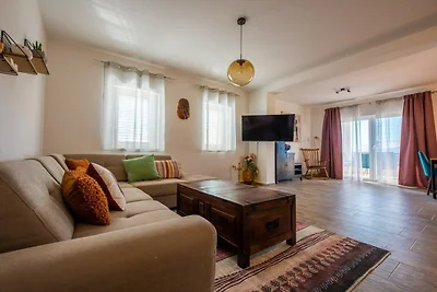 Charming and Tranquil Kastel Gomilica Apartme...