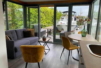 Modernes Hausboot in Monnickendam mit Steg
