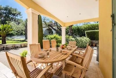 Villa in Roquefort mit Infinity-Pool