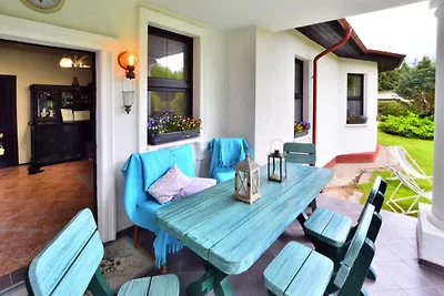 Große Ferienvilla mit Kamin und Garten