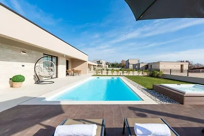 Nowoczesna willa Daleo z jacuzzi w Labinci
