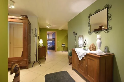 Abgeschiedenes Cottage in Sainte-Ode mit groß...