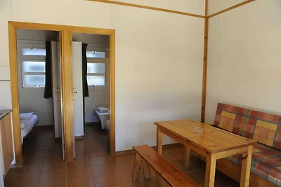 Holzbungalow auf einem Campingplatz