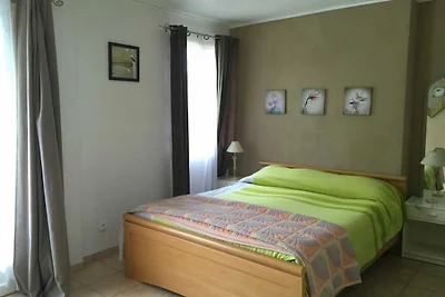 Moderna casa vacanze a Céreste con piscina