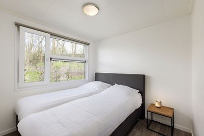 Moderne Lodge mit Klimaanlage im grünen...