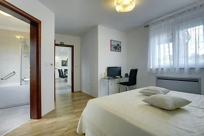 Modernes Ferienhaus mit Pool in Bratulici