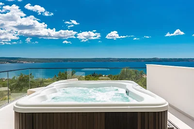Luxusvilla mit Pool, Wellness und Meerblick