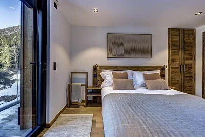 Quality Chalet with pastries & housekeeping...