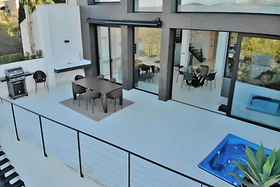 Villa in Buger mit Dachterrasse, Pool und...