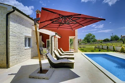 Modernes Ferienhaus mit Pool in Bratulici