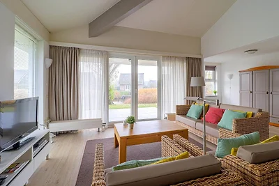 Eleganter Bungalow am Wasser mit Anlegestelle