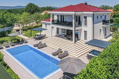 Moderne Villa mit Pool und Sprudelbad