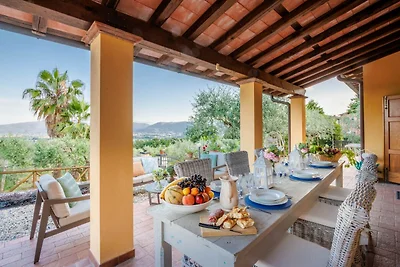 Villa nabij Lucca met wijngaardzicht