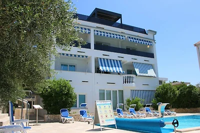 Apartamento con balcón y vistas al mar para 5