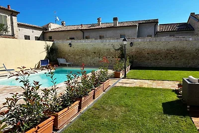 Wohnung in einem Dorf mit Swimmingpool