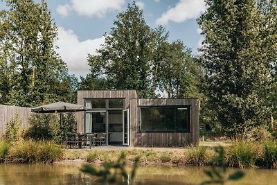 Moderne Lodge am Wasser, im Grünen gelegen