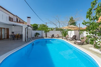 Villa in Polje mit Schwimmbecken