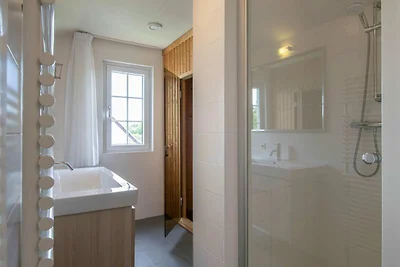 Villa mit Sauna und Ruderboot, nahe dem...