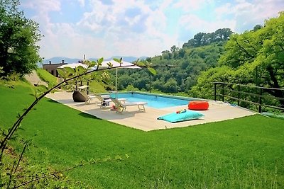 Geräumige Villa in Fabriano mit Swimmingpool