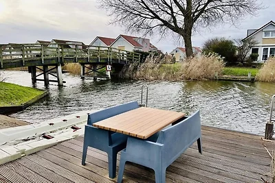 Deluxe-Bungalow am Wasser mit Steg