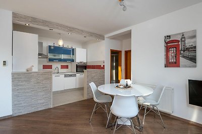 Modern appartement met balkon en tuin