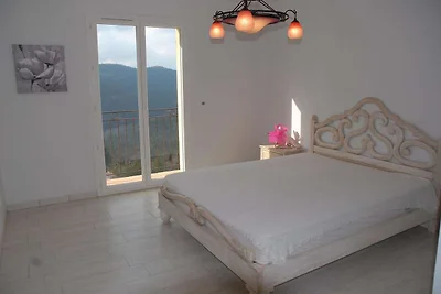 Ferienhaus mit Pool und Naturblick