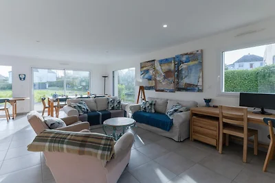Nieuw huis met zwembad vlakbij het strand.