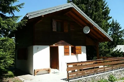 Chalet im Wald in der Nähe der Skipisten