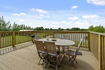 Charming lakeside chalet in Hertford, No...