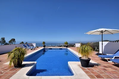 Wunderschöne Villa in Sayalonga mit Pool
