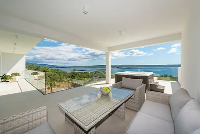 Villa mit Infinity-Pool in Maslenica