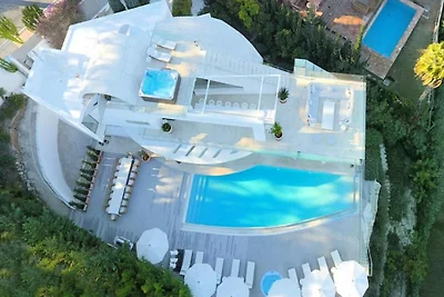 Villa in Nueva Andalucía mit Infinity-Pool