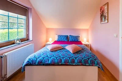 Ferienhaus mit Terrasse und Whirlpool in...