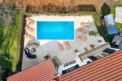 Casa de vacaciones en Imotski con piscina.