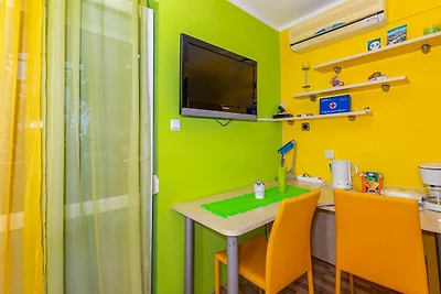 Apartment with swimming pool and sea view