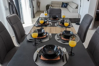 Holiday Home Infinity - Six Bedroom Guest Hou...