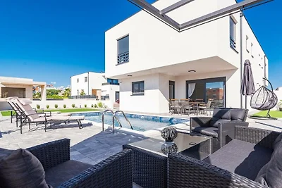Villa in Vodice mit Schwimmbecken
