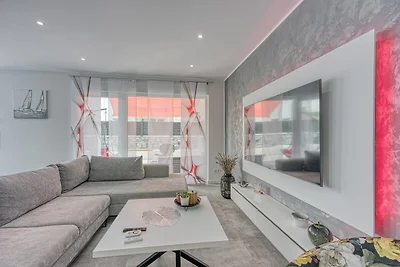 Peaceful Blooming Villa with Pool - Four Bedr...