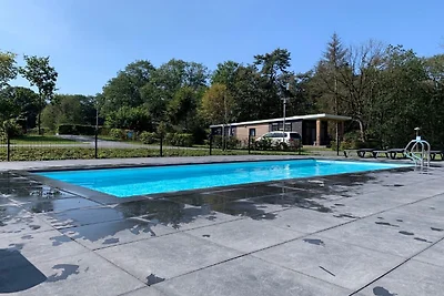 Stilvolle Eichenholz-Lodge für 4 mit Pool