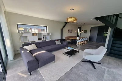 Villa aan het water met aanlegsteiger