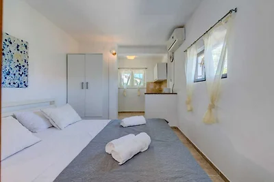 Seaside Getaway Holiday Home with Patio Slati...