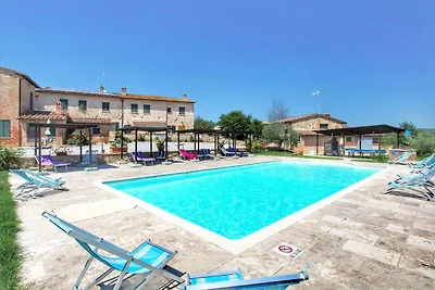 Traditioneller Bauernhof in Asciano mit Pool