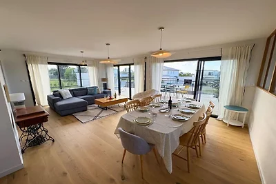 Moderne woning aan de kust met schilderachtig...