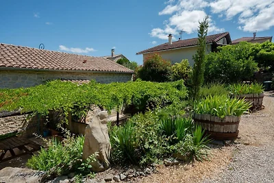 Cottage attorno alla piscina in una villetta