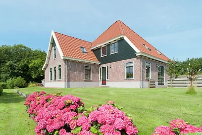 Modernes Ferienhaus mit Whirlpool in...