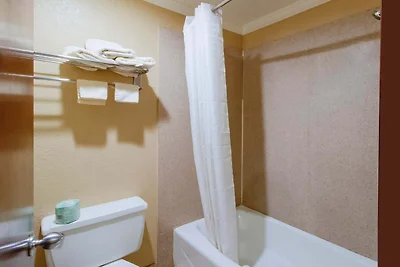 OYO Pinewood Inn & Suites Silsbee | Kingsize...
