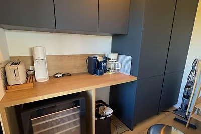 Moderne woning aan de kust met schilderachtig...